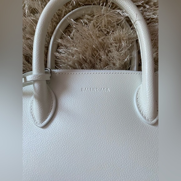 White Balenciaga bag unused and comes with body strap as well as keys and lock - Picture 4 of 8